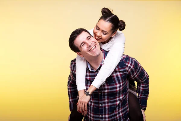 Mujer feliz en su marido de vuelta mirándolo y sonriendo — Foto de Stock