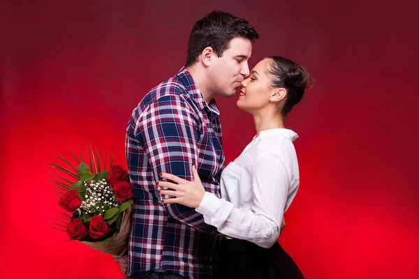 Mannen med en rosor bukett på ryggen på en första dejt — Stockfoto