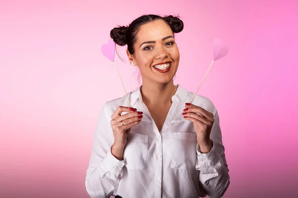 Bella donna sorridente con due cuori rosa in mano — Foto Stock
