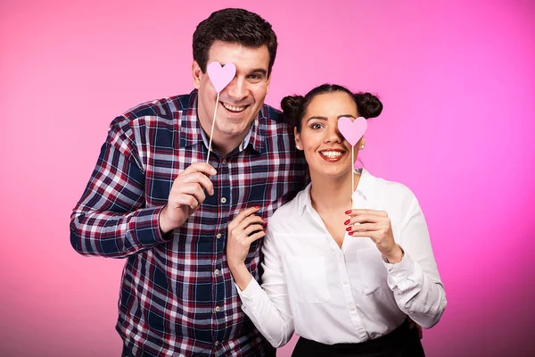 Прекрасная пара, счастливая на розовом фоне — стоковое фото