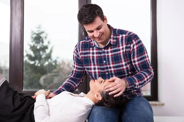 Inlove woman in men laps lookign up at him — Stock Photo, Image