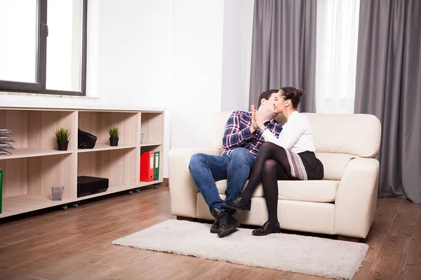 Casal passar tempo juntos na sala de estar — Fotografia de Stock