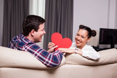 Oturma odasında kanepede çift yalan gülüyor