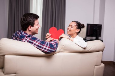 Oturma odasında kanepede çift yalan gülüyor