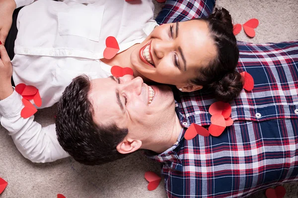 Top vista de cerca en pareja acostada en el suelo —  Fotos de Stock