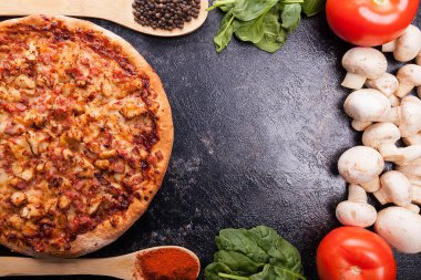 Mantar, ıspanak ve domates yanında taze yedeklenmiş pizza