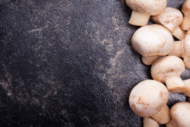 Koyu ahşap masa üzerinde taze beyaz mantar