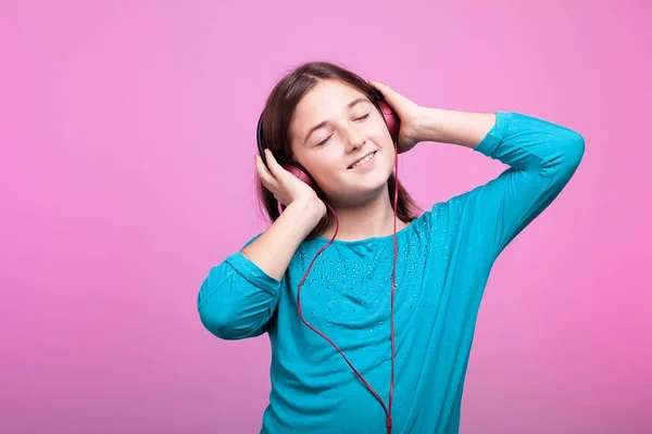 Jovem adolescente alegre ouvindo música — Fotografia de Stock