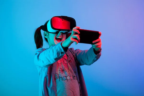 Adolescente jugando con realidad virtual VR — Foto de Stock
