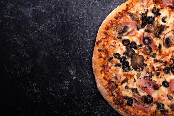 Top vue de près de pizza fraîche cuite au four sur fond de bois foncé — Photo