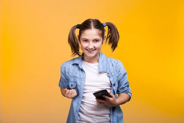 Niño feliz sosteniendo un teléfono inteligente en las manos —  Fotos de Stock