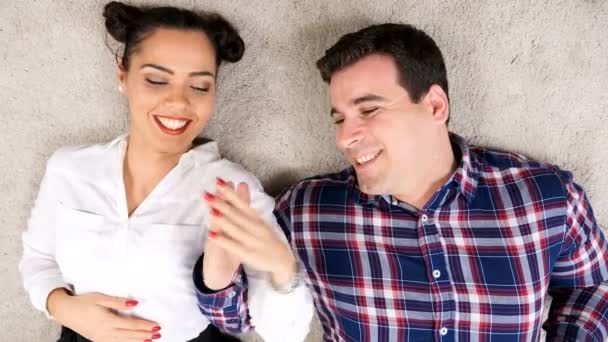 Zeitlupe: Paar legt sich auf den Boden — Stockvideo