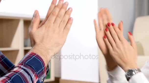 Manos de un macho y una hembra aplaudiendo y jugando juntos — Vídeo de stock