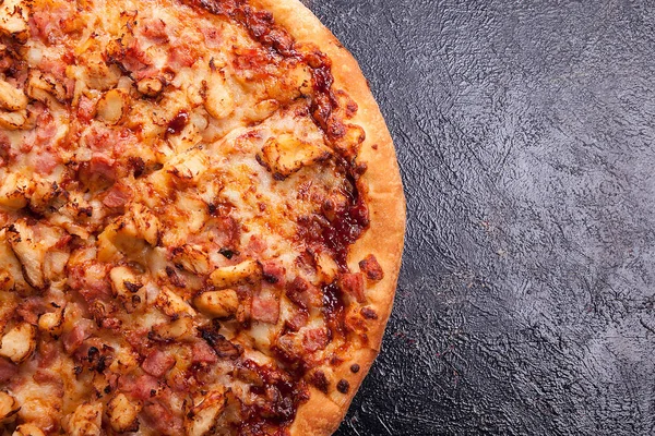 Délicieuse pizza fraîche sur table en bois sombre — Photo