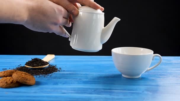 Медленное движение по наливать чай в чашку — стоковое видео