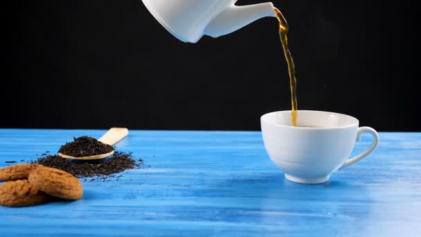 Slow motion on pouring tea in a mug — Stock Video