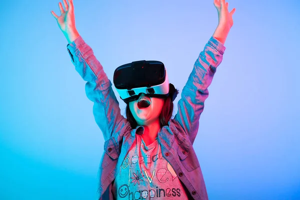 Niño experimentando con auriculares de realidad virtual — Foto de Stock