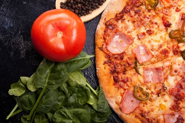 Vue de dessus sur pizza, tomates, épinards et poivre noir — Photo