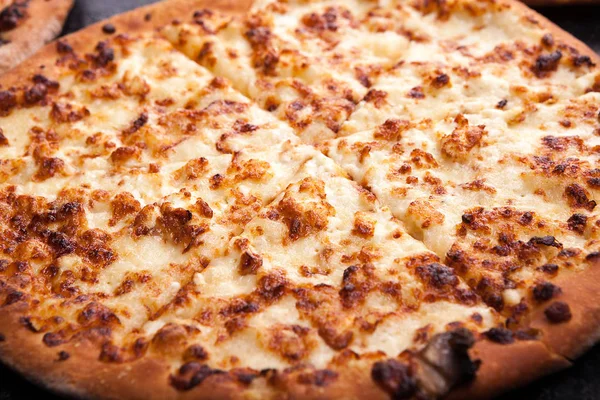Vue rapprochée de la pizza au fromage seulement — Photo
