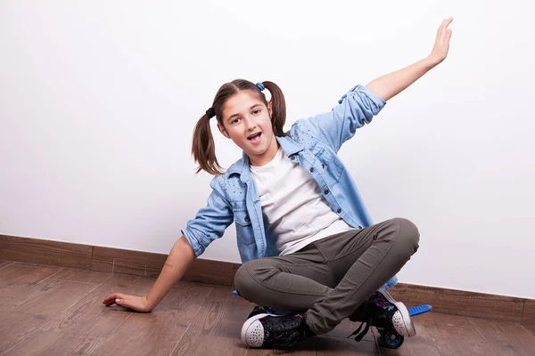 Active nastolatek dziewczyna na deskorolce — Zdjęcie stockowe
