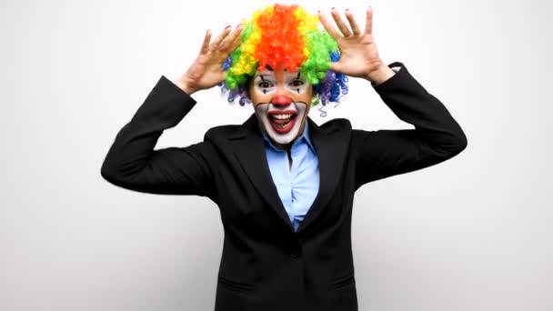 Clown donna in affari vestito fare sciocco facce — Video Stock