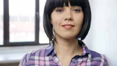 gülümseyen güzel kadın portresi kapatmak