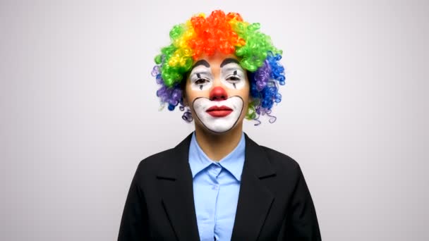 Konceptuella bilder av clown i kostym gör skott tecken från händerna — Stockvideo