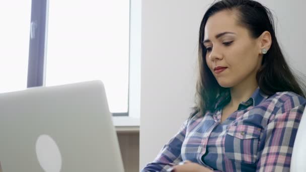 Зияющая женщина работает на ноутбуке — стоковое видео