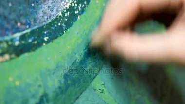 Onun soyut boya tırmalamak sanatçı