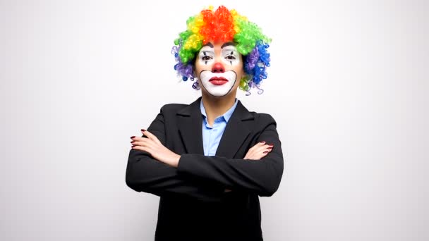 Clown avec une perruque colorée en costume d'affaires — Video