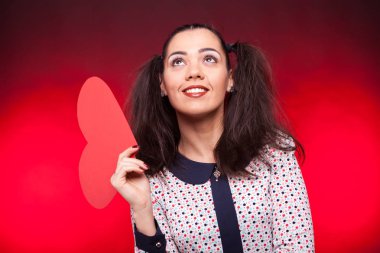 Kırmızı yetkin kalp elinde tutan kadın