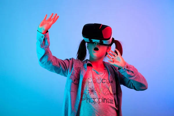 Jovencita asombrada experimentando realidad virtual — Foto de Stock
