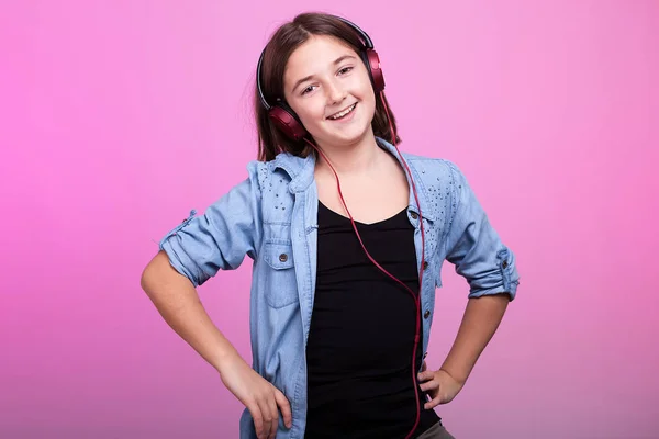 Sorrindo jovem adolescente ouvindo música — Fotografia de Stock