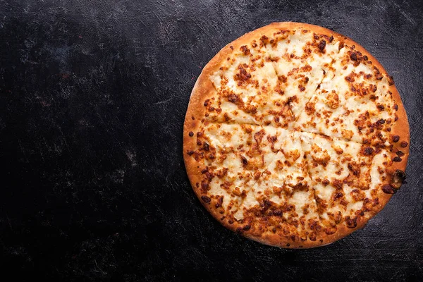 Vue du dessus de la pizza fraîche cuite au four sur fond de bois foncé — Photo