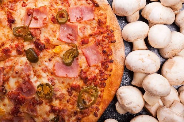 Vue de dessus de pizza chaude à côté de champignons — Photo