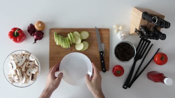 Cutting squash in the kitchen — Stock Video