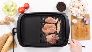 Hazırlama ve domuz eti ızgara Bakımı el yemek