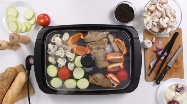 Cook ızgara kapağı alır ve steas bir sürü çerçeve koruyor