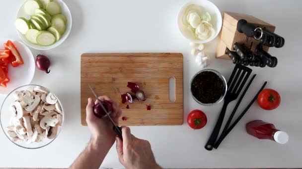 Schneiden und Reinigen einer roten Zwiebel — Stockvideo