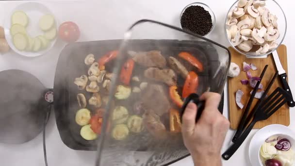 Cocinar tomando la tapa de una parrilla eléctrica — Vídeos de Stock