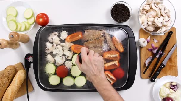 Cook pikt het deksel op de grill en de stoom stijgt dan hij k zet het deksel terug op — Stockvideo