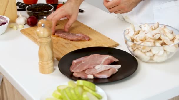 Cocinar el condimento con pimienta un pedazo de carne de cerdo — Vídeos de Stock