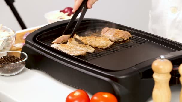 Cocinar preparando carne de cerdo en la parrilla — Vídeos de Stock