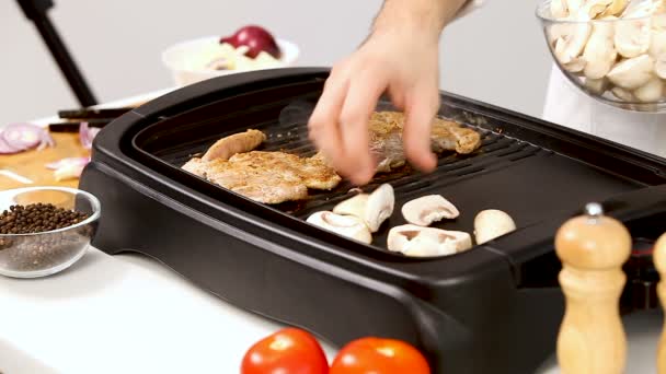 Colocar diferentes verduras en una parrilla con carne de cerdo — Vídeos de Stock