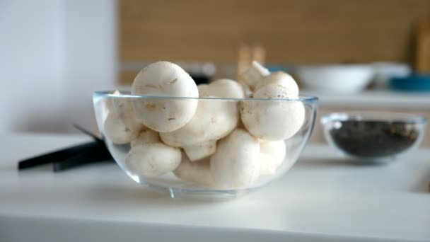 Tazón de champiñones frescos crudos en la cocina — Vídeos de Stock