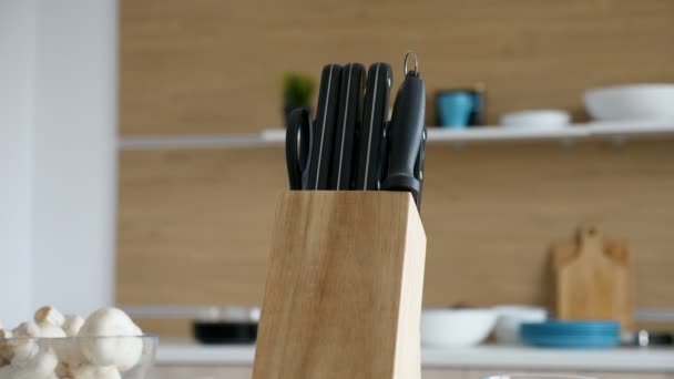 Interieur van een keuken met een messenblok vooraan — Stockvideo