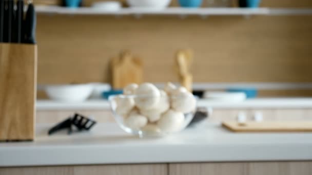 Tigela de cogumelos frescos crus na cozinha — Vídeo de Stock