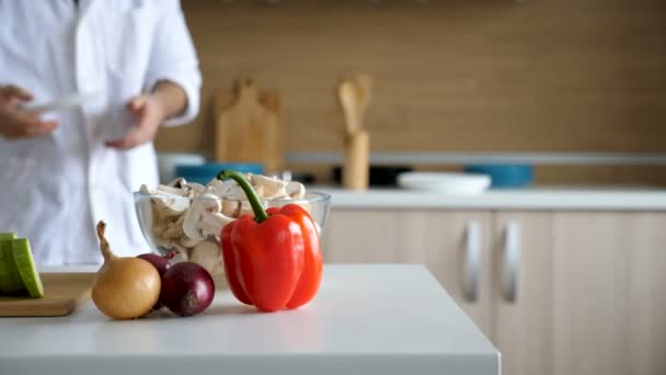 Cook coming from back of the kitchen and takes cut squashes and putts them in a plate — Stock Video