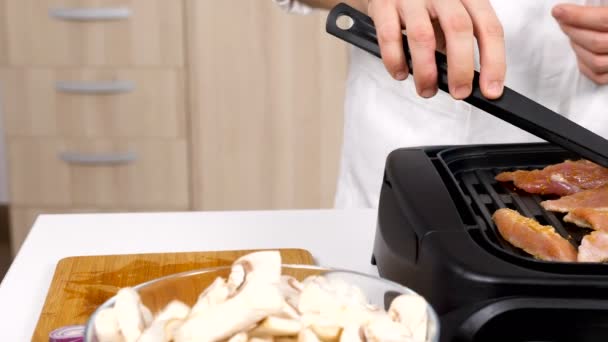 Koken, voorbereiden van gegrild vlees op een grill in keuken — Stockvideo