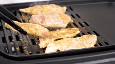 Lezzetli sigara ve et parçaları buğulaması parçaları dönüm